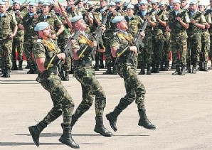 soldados dia fiesta nacional